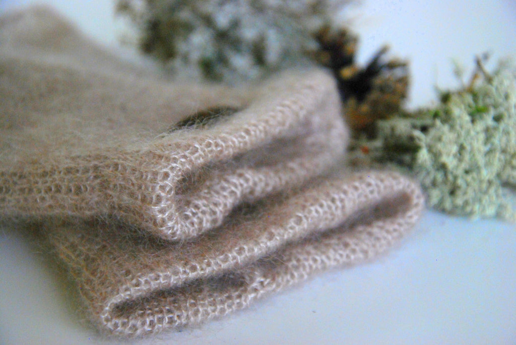 Rankų darbo moheros ir šilko pirštinės be pirštų: šviesiai smėlio spalvos nuotakos rankogaliai